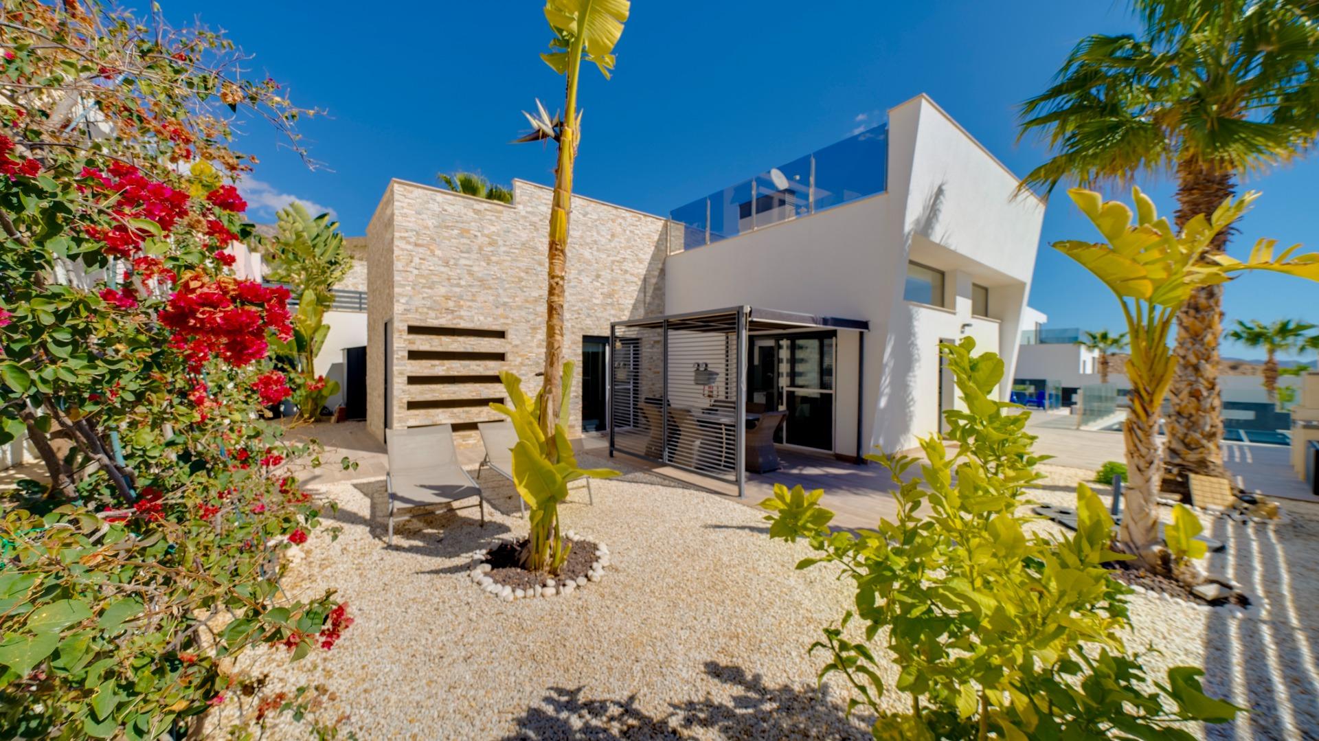 Parduodama vieno aukšto vila su baseinu Ispanijoje