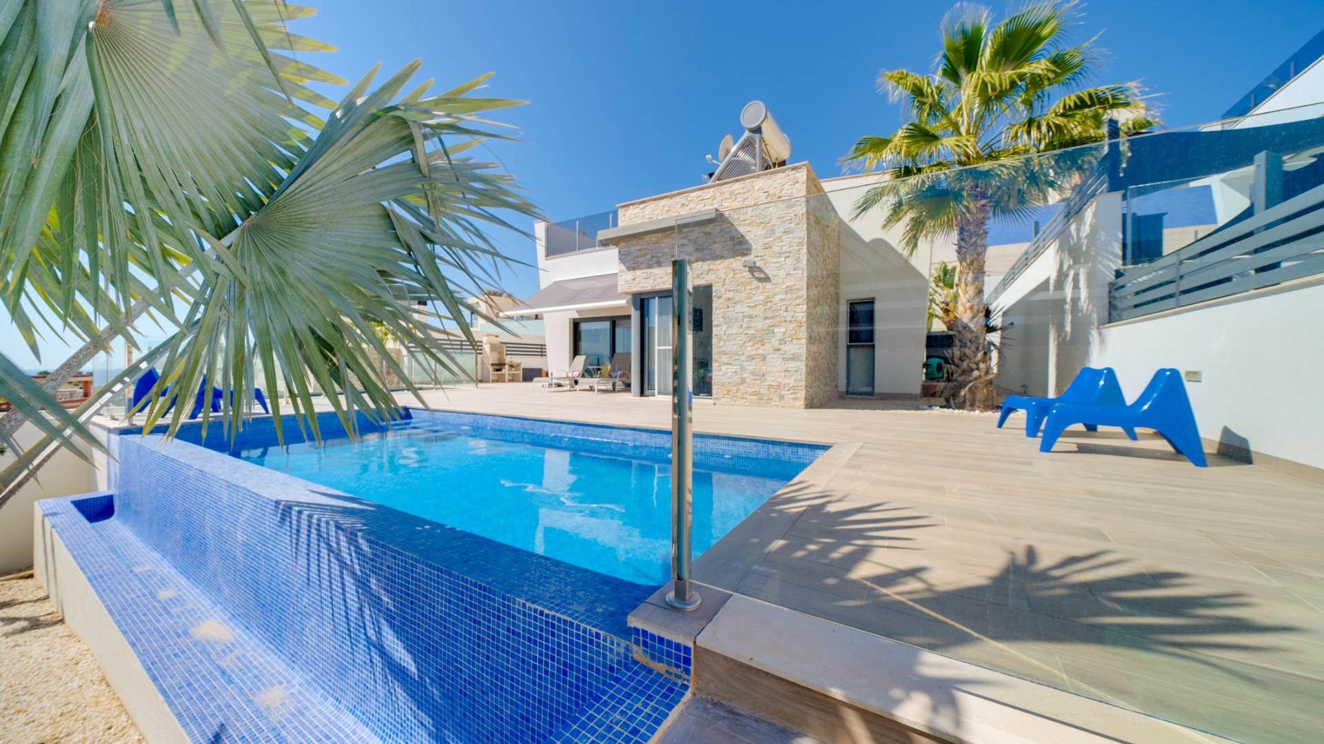 Parduodama vieno aukšto vila su baseinu Ispanijoje