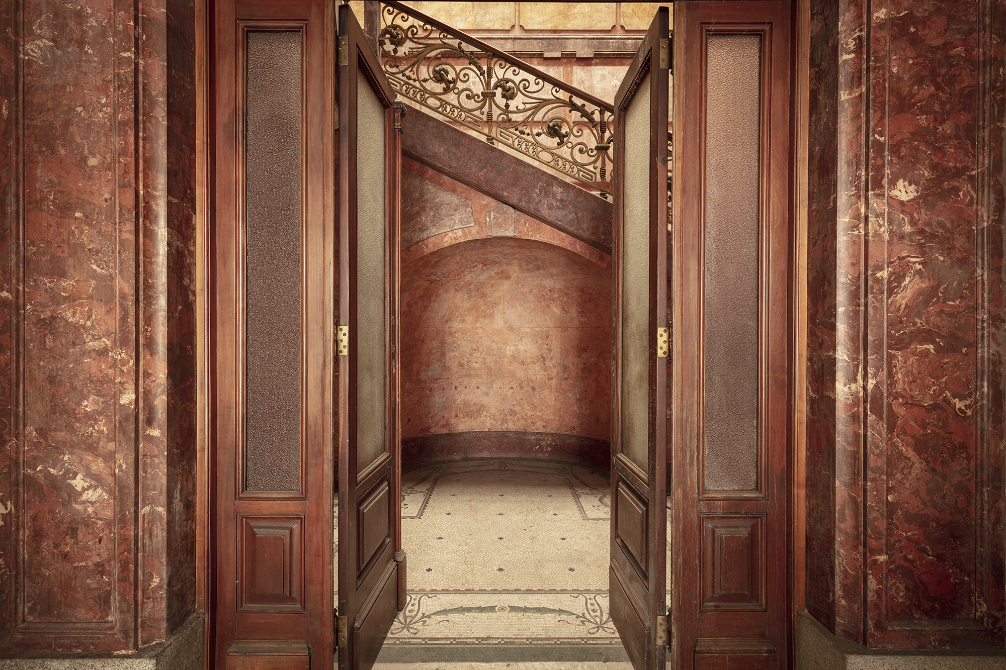 Parduodamas dviejų miegamųjų butas istoriniame Porto miesto pastate