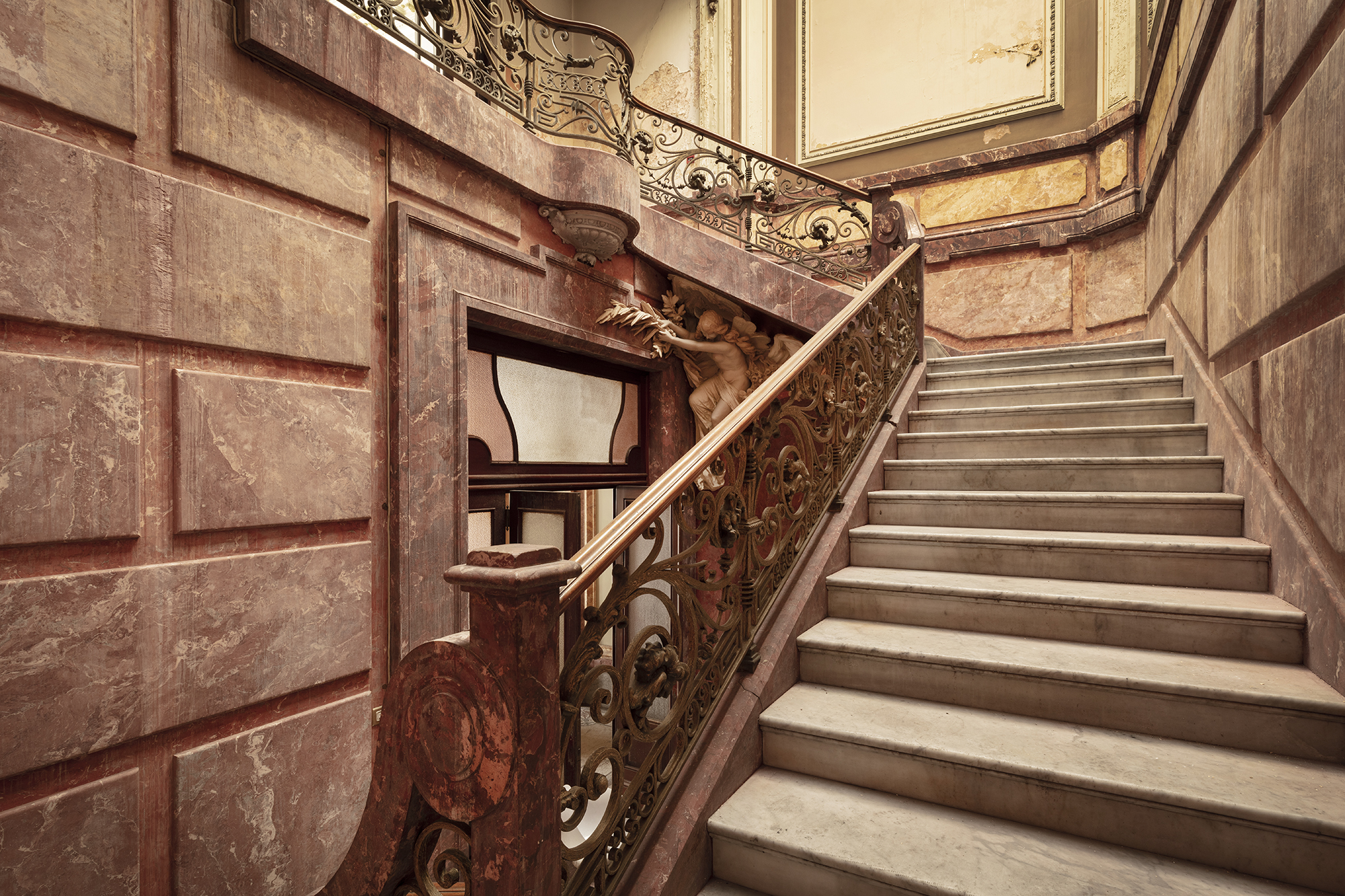 Parduodamas dviejų miegamųjų butas istoriniame Porto miesto pastate